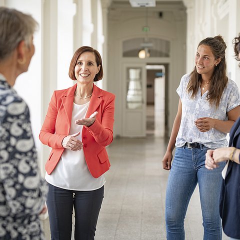 LRin Fischer mit anderen Frauen im Gespräch