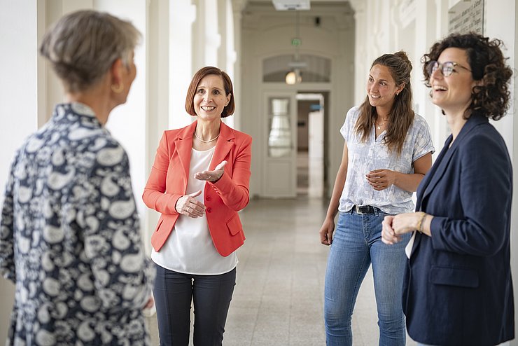 LRin Fischer mit anderen Frauen im Gespräch