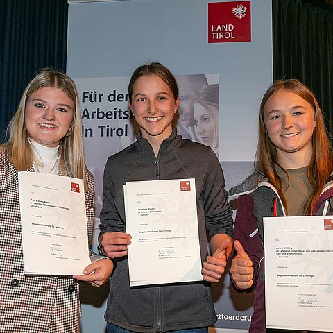 V. li. die bestgeförderten Lehrlinge Anja Klaudia Blaßnig aus Nußdorf-Debant, Annalena Walder aus Innervillgraten und Janine Blaßnig aus Hopfgarten in Defereggen bei der Auszeichnungsfeier in Lienz. 