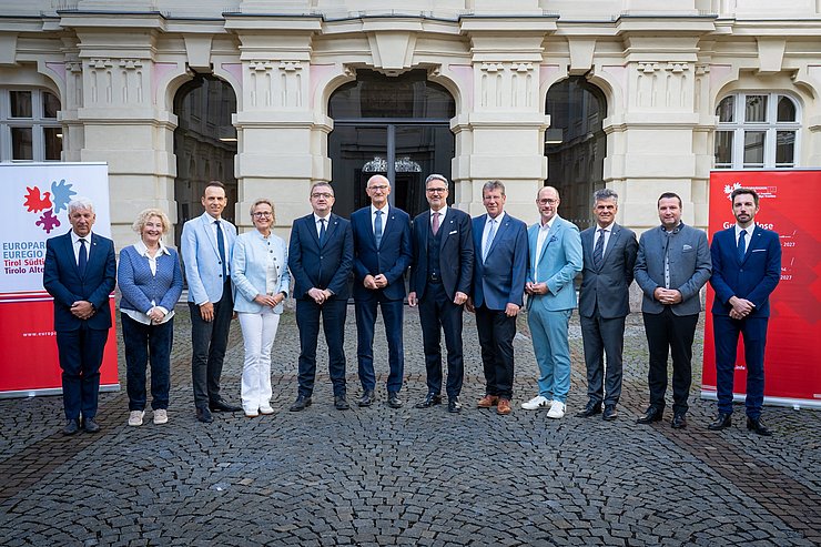 Gruppenfoto im Innenhof.