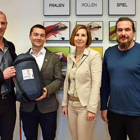 Reini Happ, Florian Stolz (TSD GmbH), LRin Gabriele Fischer und Michael Hennermann bei der symbolischen Übergabe einer der 50 Schlafsäcke.