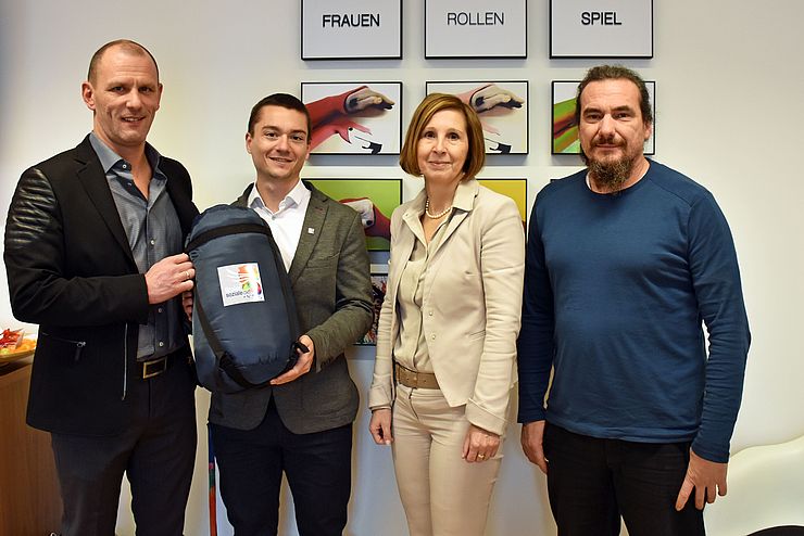 Reini Happ, Florian Stolz (TSD GmbH), LRin Gabriele Fischer und Michael Hennermann bei der symbolischen Übergabe einer der 50 Schlafsäcke.