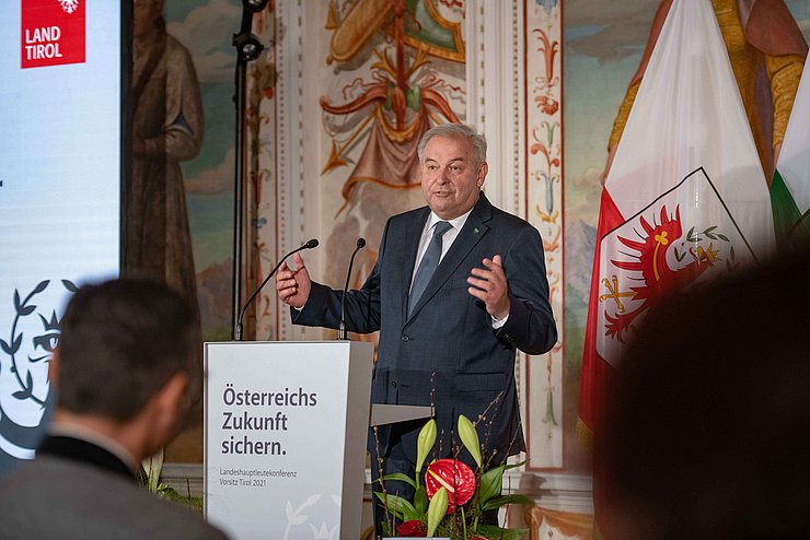 LH Schützenhöfer bei seiner Ansprache auf Schloss Ambras. 