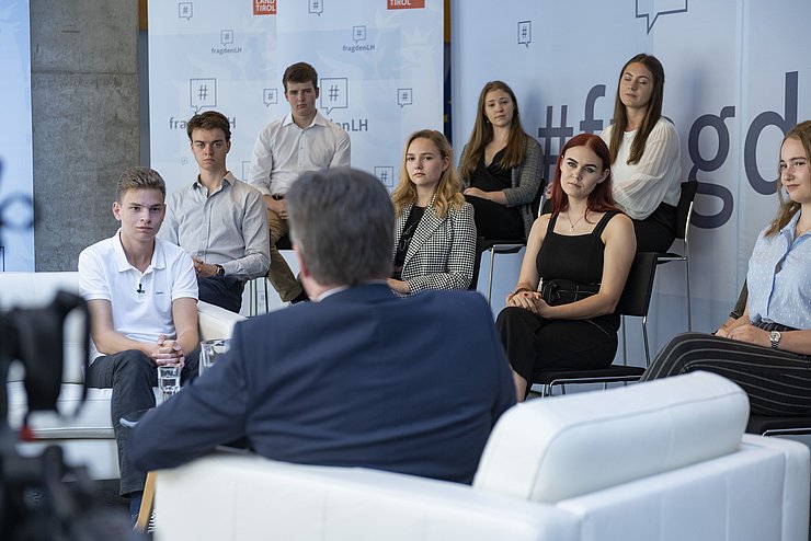 Bei „Frag den LH“ richten Schülerinnen und Schüler ihre Fragen direkt an Landeshauptmann Platter.