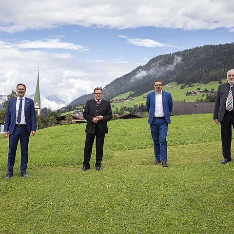 (v.li.): LH Arno Kompatscher (Südtirol), LH Günther Platter, LH Maurizio Fugatti (Trentino) und Präsident des Forum Alpbach Franz Fischler. 