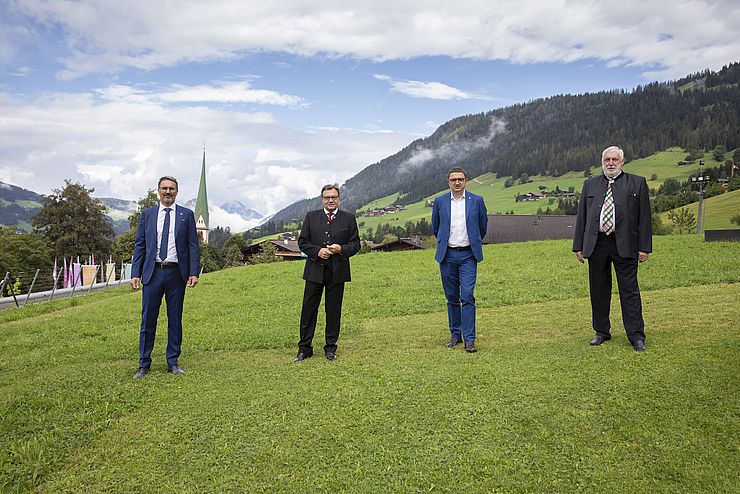 (v.li.): LH Arno Kompatscher (Südtirol), LH Günther Platter, LH Maurizio Fugatti (Trentino) und Präsident des Forum Alpbach Franz Fischler. 