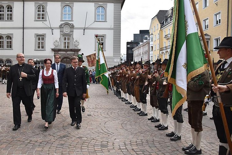 Landesüblicher Empfang am Tag der Herzlichkeit vor der Jesuitenkirche in Innsbruck (v.l. Bischof Glettler, LTPin Ledl-Rossmann, LH Platter)