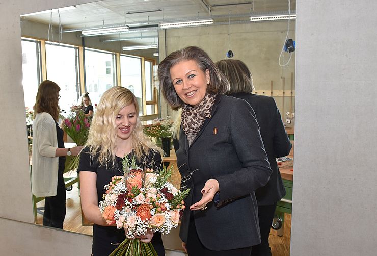Wirtschaftslandesrätin Patrizia Zoller-Frischauf zeigte sich von den Blumenkreationen der Floristinnen begeistert.