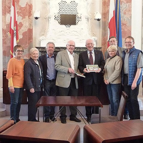 LTP van Staa mit der Delegation aus Wels im Sitzungssaal des Tiroler Landtages