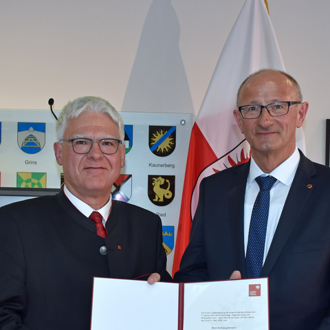 LH Anton Mattle übergibt BH Siegmund Geiger das Dekret.