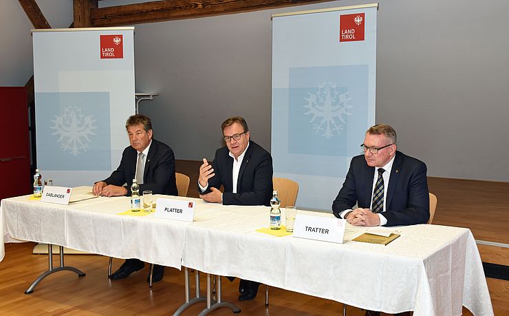 Von rechts: Landesrat Johannes Tratter, Landeshauptmann Günther Platter sowie der Bürgermeister von Silz Helmut Dablander informieren über die aktuellen Unterstützungsmaßnahmen sowie die Vorteile des Förderprogrammes der Ortskernrevitalisierung. 