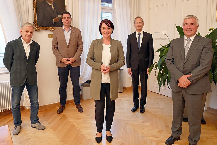 © Landtagsdirektion Tirol/Oswald (v.li.) LTP Walter Kaswalder (Trentino), Euregio-Generalsekretär Matthias Fink, LTPin Sonja Ledl-Rossmann, Univ.-Prof. Walter Obwexer und LTP Josef Noggler (Südtirol) trafen sich gestern im Landhaus zum Austausch über die Zukunft von Euregio und Dreier-Landtag.