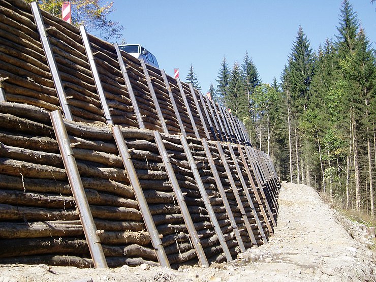 Errichtung einer talseitig verankerten Holzstützwand