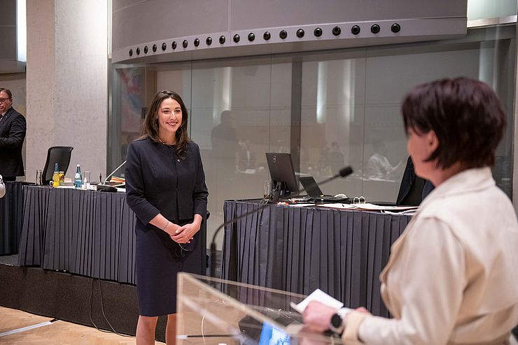 LTPin Sonja Ledl-Rossmann (re.) gratuliert Sophia Kircher zur Wahl als erste Landtagsvizepräsidentin.