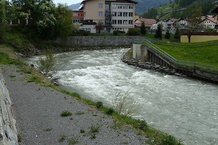 aufgelöste Rampe bei ehemalige Wehranlage
