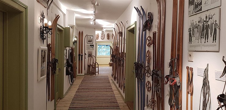 Blick in die Ausstellung im "Schimuseum Grafenast" in "Pill"