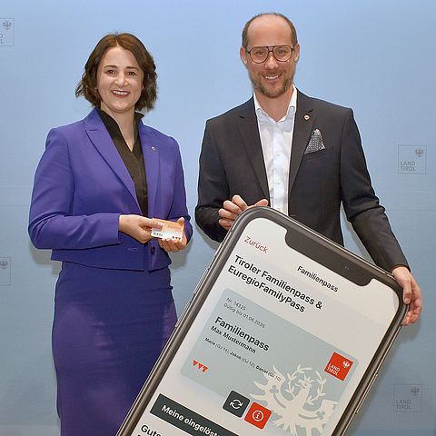 Familienlandesrätin Astrid Mair und Digitalisierungslandesrat Mario Gerber freuen sich über den großen Erfolg des digitalen Tiroler Familienpasses/EuregioFamilyPass.