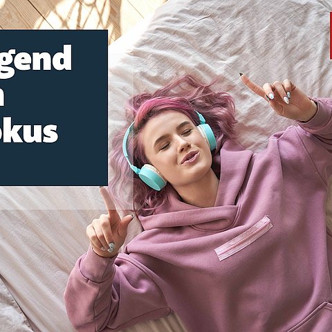 Sujet: Jugendliche liegt im Bett und hat Kopfhörer auf; Text "Jugend im Fokus"
