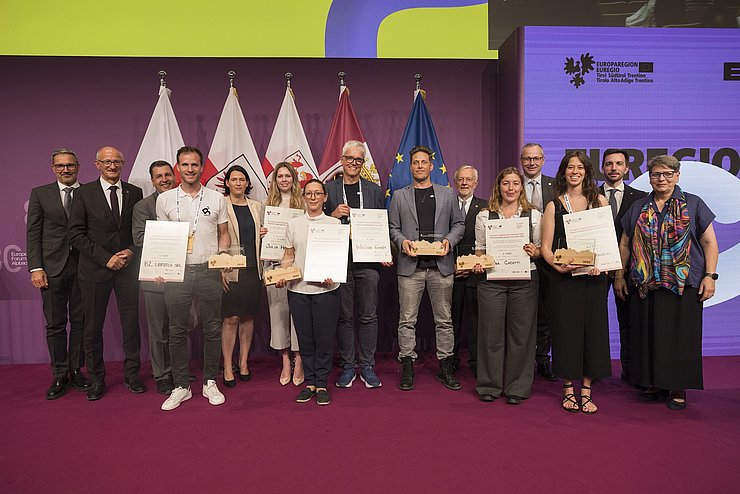 Gruppenfoto mit Urkunden und Preisen