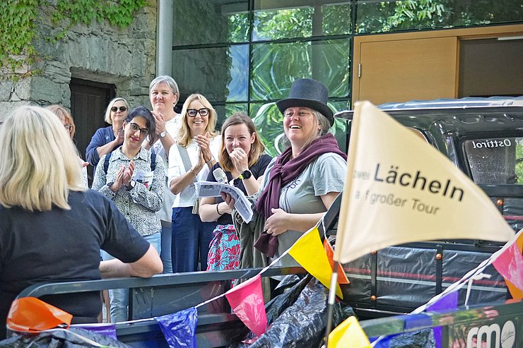 © Land Tirol/Trenker Gruppe Leute vor Tuktuk