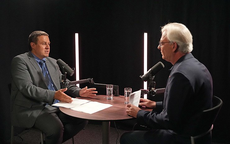 © Land Tirol/Saurer Zwei Männer im Gespräch im Podcast-Studio