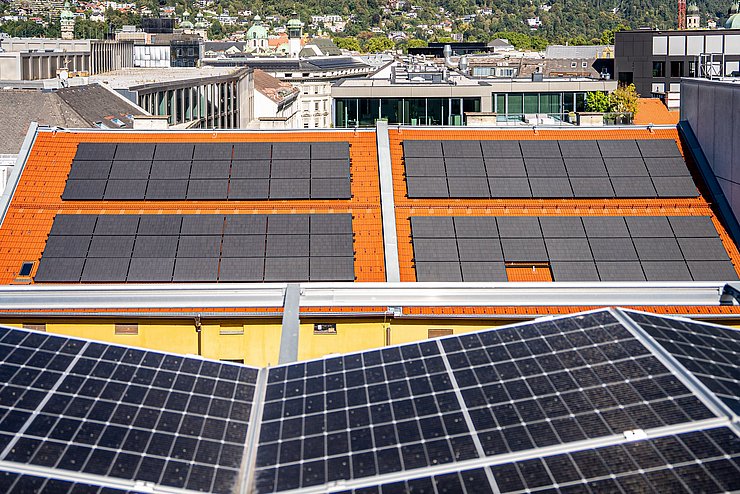 © Land Tirol/Rauch PV-Anlage auf Landhaus