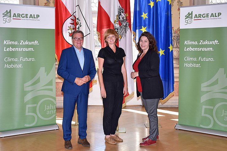 Gruppenfoto Gruppenfoto Personen vor Fahnen und Arge Alp-Rollups