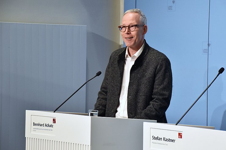 Bernhard Achatz am Podium bei der Pressekonferenz