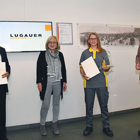 Bei der Auszeichnungsfeier von links: Geschäftsführer der Lugauer GmbH Gernot Lugauer, Landesrätin Beate Palfrader, "Lehrling des Monats April 2020" Lea-Marie Rieder sowie Ausbildner Christian Aigner.