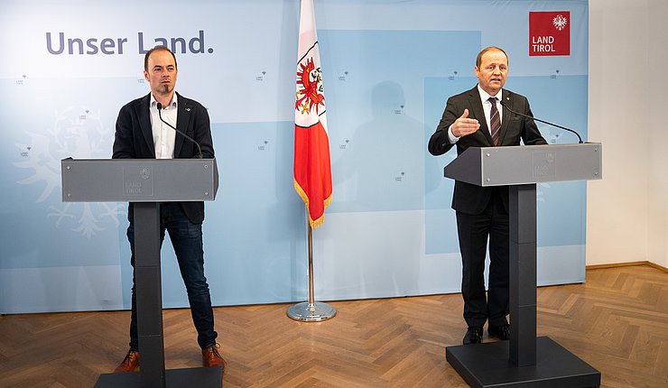 Josef Hechenberger (Präsident der Landwirtschaftskammer Tirol) mit LHStv Josef Geisler bei der Landespressekonferenz.