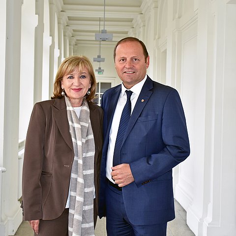 Wohnbaulandesrätin Beate Palfrader (li.) und Energielandesrat LHStv Josef Geisler (re.) wollen mit den verschiedenen Förderschienen für Wärmepumpen auch in der Raumwärme weg von fossilen und hin zu erneuerbaren Energieträgern (Archivbild, vor der Corona-Pandemie aufgenommen).