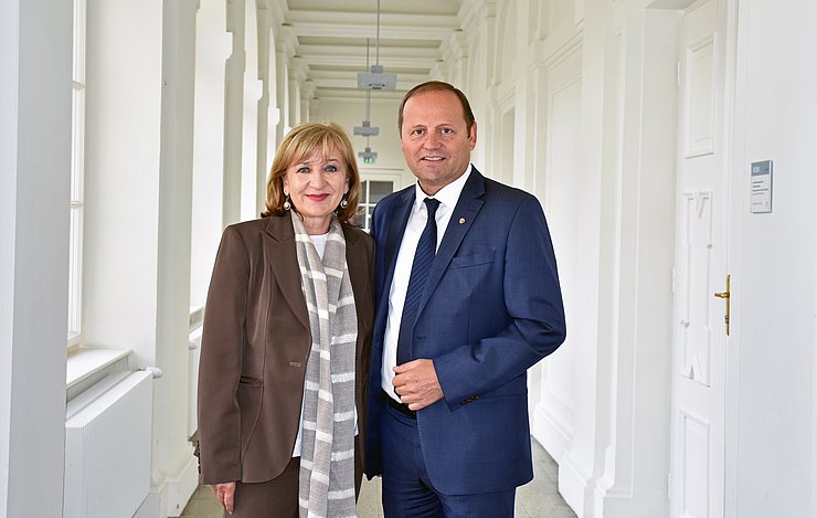 Wohnbaulandesrätin Beate Palfrader (li.) und Energielandesrat LHStv Josef Geisler (re.) wollen mit den verschiedenen Förderschienen für Wärmepumpen auch in der Raumwärme weg von fossilen und hin zu erneuerbaren Energieträgern (Archivbild, vor der Corona-Pandemie aufgenommen).