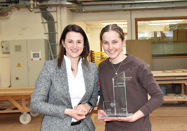 Arbeits- und Jugendlandesrätin Astrid Mair gratulierte Annalena Walder zum "Lehrling des Monats Februar 2024" in ihrem Betrieb in Strassen.