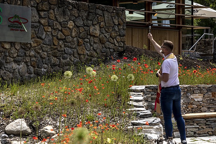 Pfarrer Piotr Patyk segnete das neue Naturparkhaus.