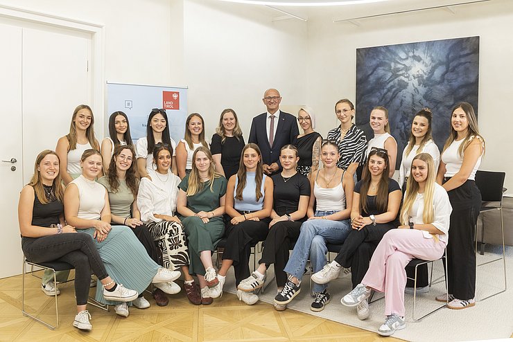 Ein Gruppenbild zeigt mehrere Personen.