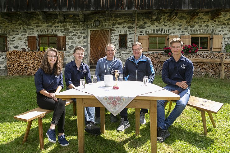 Gruppenfoto gemeinsam am Tisch