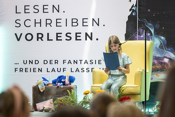 Die Gewinnerin des Wettbewerbs liest ihre Geschichte vor.