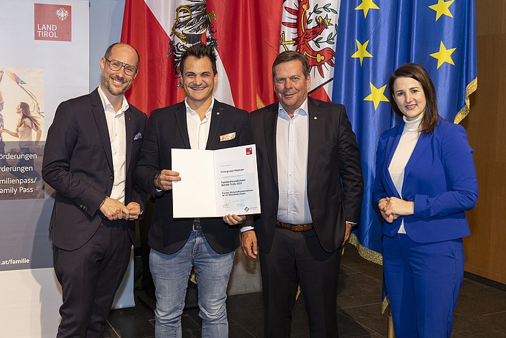© Land Tirol/Die Fotografen vier Personen mit Urkunde