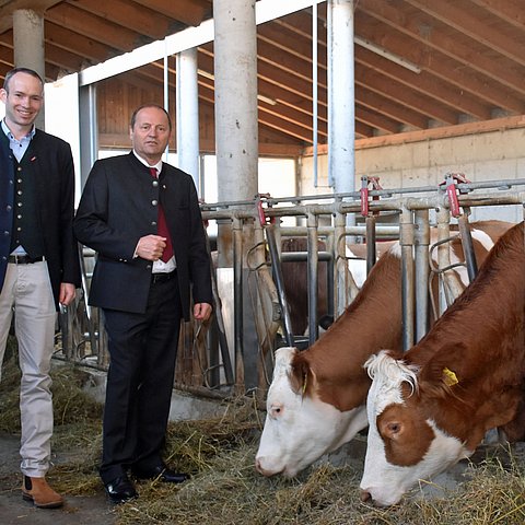 Mit der Summer School des Landes Tirol wollen LHStv Josef Geisler und Lorenz Khol, Professor für Wiederkäuermedizin im Alpenraum, vermehrt junge Tirolerinnen und Tiroler für ein Studium der Veterinärmedizin und eine Tätigkeit im Nutztierbereich gewinnen. 