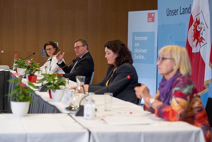 Bei der heutigen Pressekonferenz stellten LH Günther Platter, LHStvin Ingrid Felipe, Wirtschaftslandesrätin Patrizia Zoller-Frischauf (li.) und Arbeitslandesrätin Beate Palfrader (re.) die Schwerpunkte eines Maßnahmenpakets vor, das den Wirtschafts- und Arbeitsmarkstandort Tirol zusätzlich beleben soll.