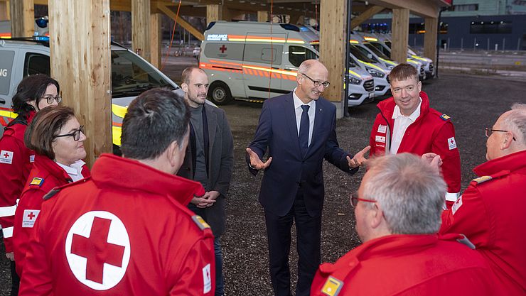 Foto von LH Anton Mattle und Staatssekretär Florian Tursky mit MitarbeiterInnen des Roten Kreuz Innsbruck