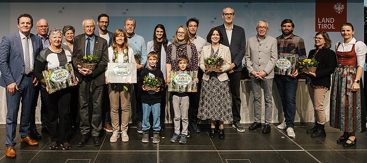 Die Ausgezeichneten aus dem Bezirk Landeck sind zu sehen.