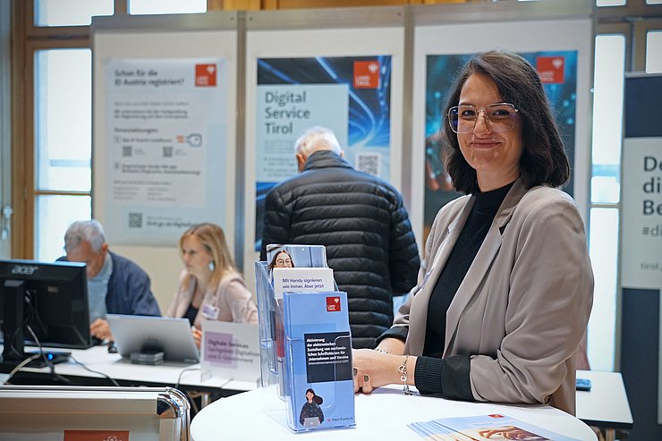 © Land Tirol/Sidon Frau steht an Infostand