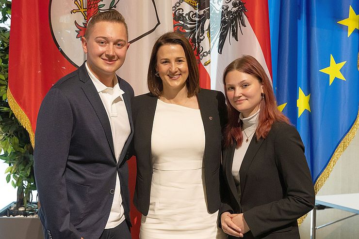 Jugendlandesrätin Astrid Mair gratulierte den Tiroler SiegerInnen Juliana Rössler (re.) und Maximilian Sprenger (li.) herzlichst zu ihren herausragenden Leistungen.