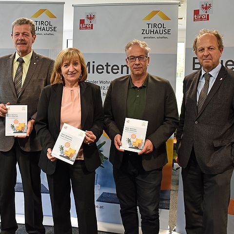 LRin Beate Palfrader präsentierte die Neuerungen der Wohnbauförderung mit (v.li) BH Markus Maaß, Bgm Wolfgang Jörg und Abteilungsvorstand Otto Flatscher. 