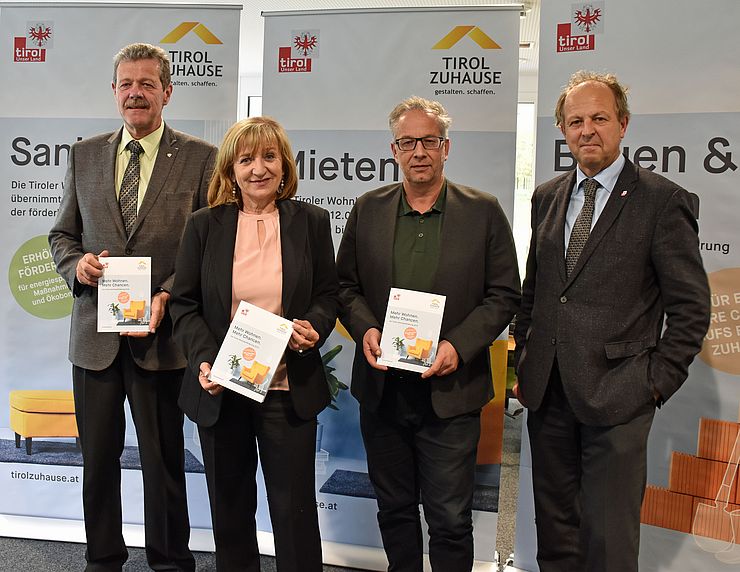 LRin Beate Palfrader präsentierte die Neuerungen der Wohnbauförderung mit (v.li) BH Markus Maaß, Bgm Wolfgang Jörg und Abteilungsvorstand Otto Flatscher. 