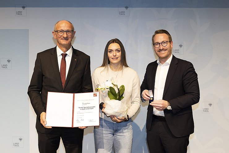 © Land Tirol/W9 Mario Webhofer v.l.n.r.: LH Anton Mattle, Riccarda Ruetz, 1.LH-Stv. Philip Wohlgemuth