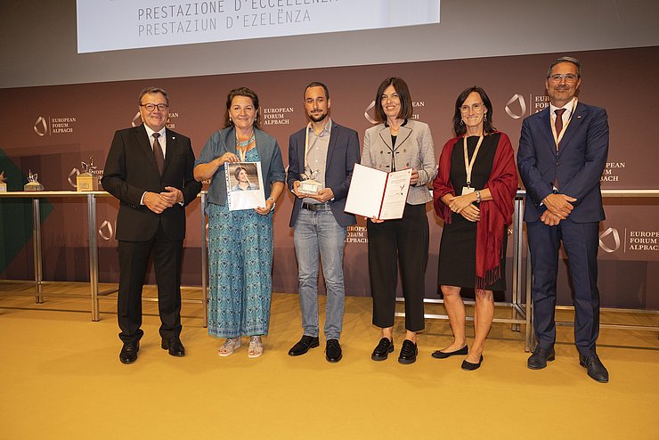 LH Günther Platter und LH Arno Kompatscher mit Sybille Auer (2. v. li.) und Team des Tirol-Projekts "YoungCaritas Tirol".