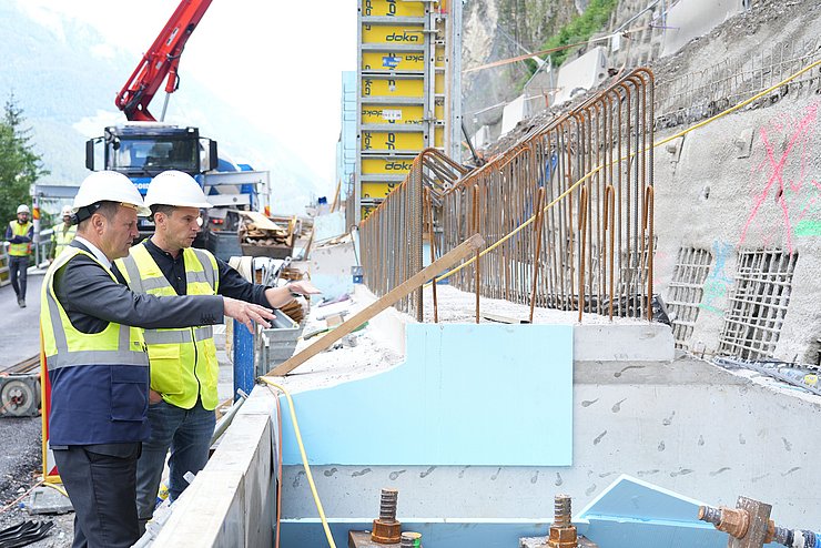 Geisler und Wieland auf Baustelle stehend