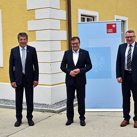 Von links: Bürgermeister von Silz Helmut Dablander, Landeshauptmann Günther Platter sowie Landesrat Johannes Tratter vor dem revitalisierten "Klösterle" in Silz. 